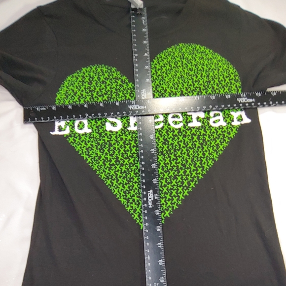 Ed Sheeran Concert Tee Featuring Green Heart on Front Medium - Picture 4 of 7